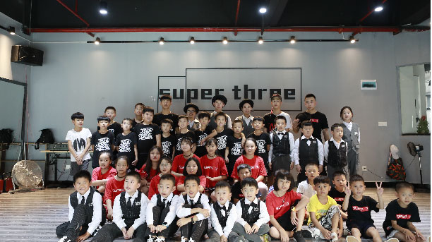 超級(jí)三街舞培訓(xùn)教學(xué)環(huán)境 超級(jí)三街舞培訓(xùn)教學(xué)環(huán)境